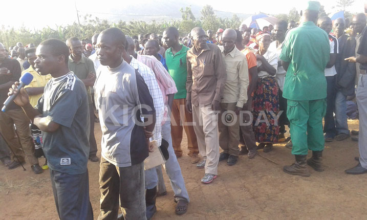 Abaturage bari benshi ku murongo babaza uburyo bashyizwe mu byiciro by