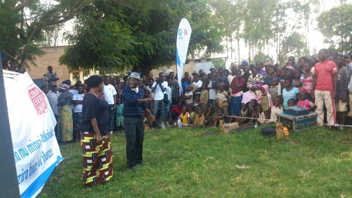 Abaturage bari bitabiriye ari benshi ibiganiro bibakangurira kwandikisha abana babo.