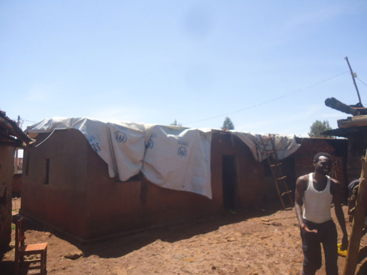 Bamwe mu baturage bifashishije amashitingi kugira ngo babone aho baba bikinze.