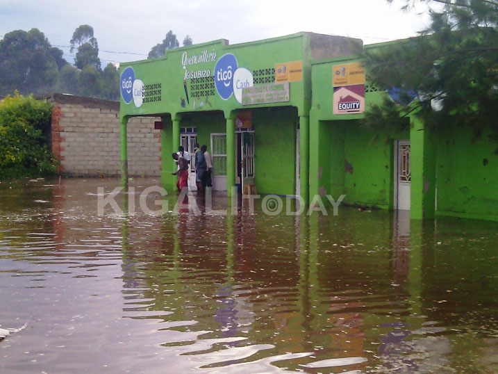 Abaturage basaba ko aya mazi ashakirwa indi nzira yambukiranya umuhanda.
