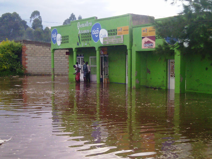 Abaturage basaba ko aya mazi ashakirwa indi nzira yambukiranya umuhanda.