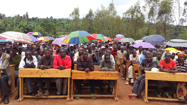 Abaturage basabwa kwigishanya ubu bw'amacskubiri. Aba ni ab'i Nyagisozi muri Nyaruguru.