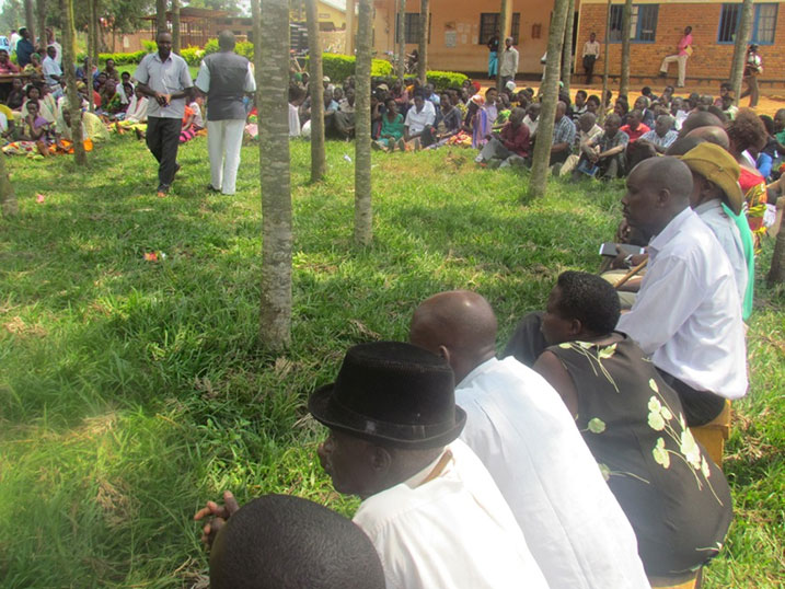 Abaturage basobanurirwa uko ibyiciro bishya by'ubudehe biteye.
