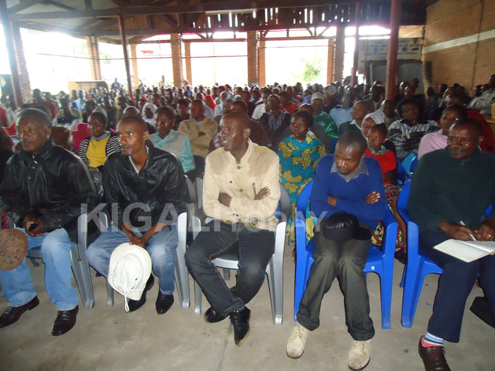 Abaturage batari bake bitabiriye ibiganiro byo kwibuka abazize Jenoside yakorewe Abatutsi.