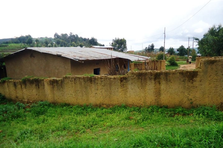 Abaturage bavuye muri Nyakatsi batura mu nzu z'amabati.
