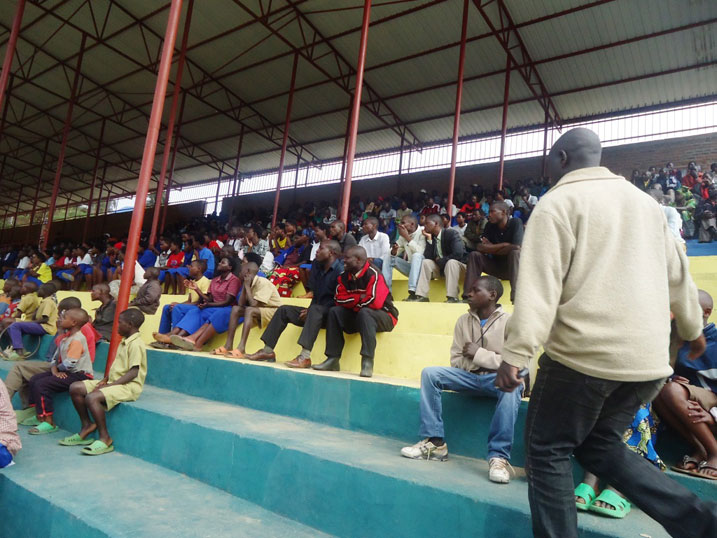 Abaturage bavanze n'abanyeshuri bari babukereye baje kwakira ikigombe ikipe y'akarere y'abakobwa yegukanye mu marushanwa ya "Umurenge Kagame Cup".