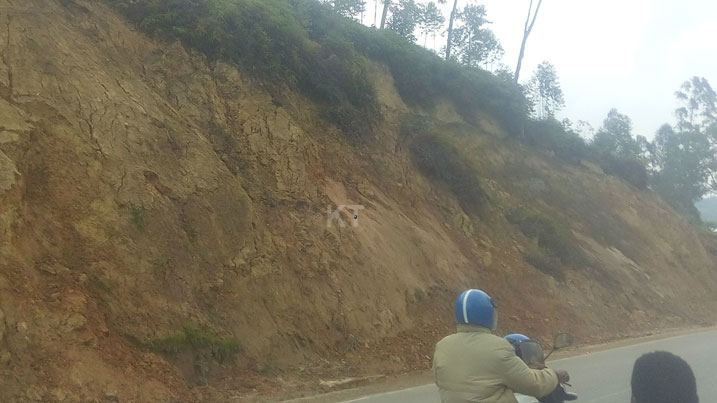 Hatagize igikorwa hakiri kare biragaragara ko imisozi ikikije umuhanda Gakenke-Musanze yazongera kuridukira mu muhanda.