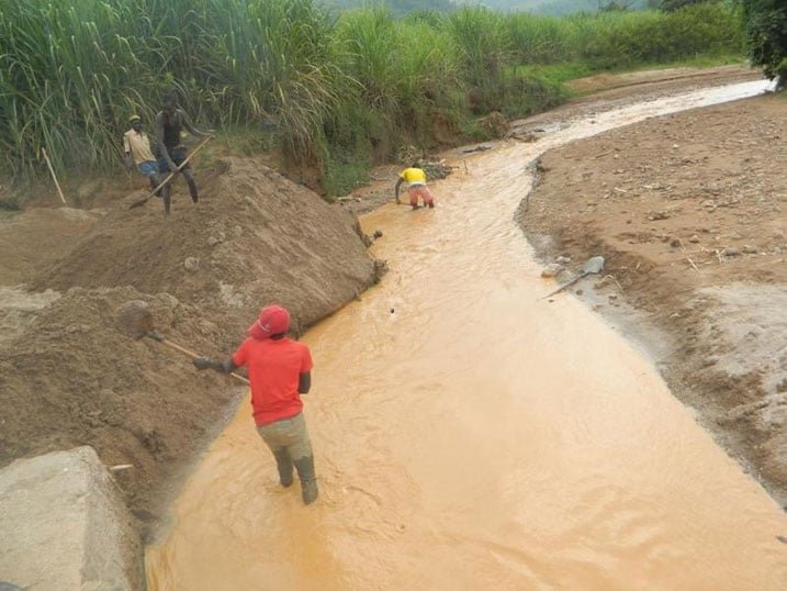 Abaturage bazi ko kwinura umucanga mu mazi ari ukurwanya isuri.