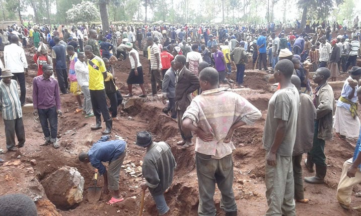 Abaturage bari bitabiriye umuganda wo gutunganya ahagiye kubakwa Urwibutso rwa Jenoside rwa Nyarubuye ari benshi.
