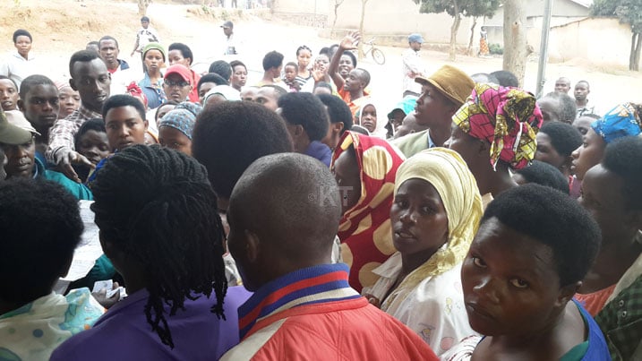 Abaturage bifuza mituweri babyiganira ku biro by