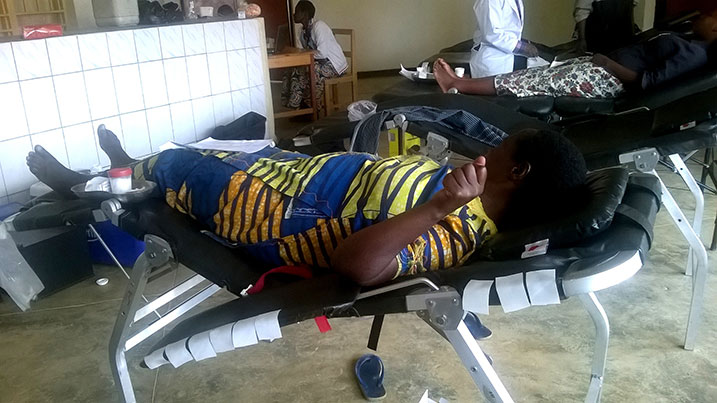 Abaturage bishimiye gutanga amaraso azafashishwa indembe ziyikeneye.