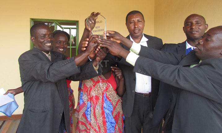 Abaturage bishimiye igikombe baniyemeza kutazasubira inyuma.