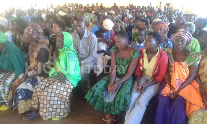 Abaturage bari bitabiriye ibiganiro ari benshi.
