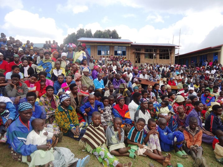 Abaturage bitabiriye gutaha ishuri rya Basumba ari benshi.