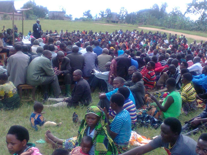 Abaturage bo mu murenge wa Cyato ubwo bari basuwe n