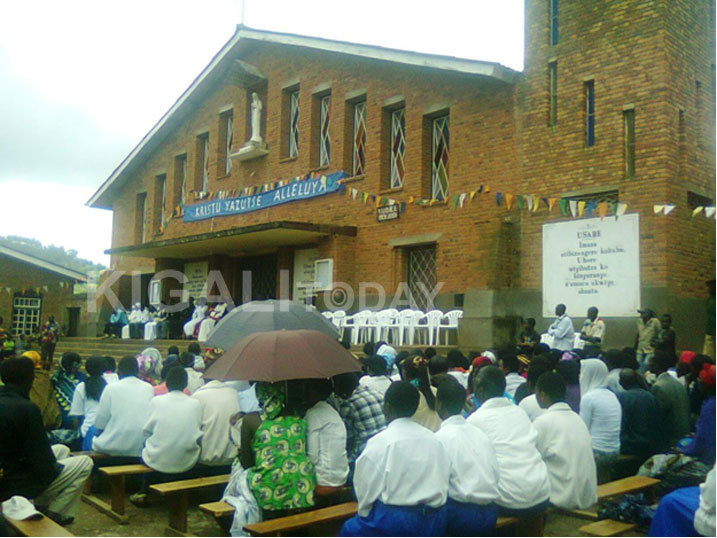 Abaturage bari mu muhango wo gusengera no kwibuka abiciwe kuri Cathedrale ya Nyundo muri Jenoside yakorewe Abatutsi.