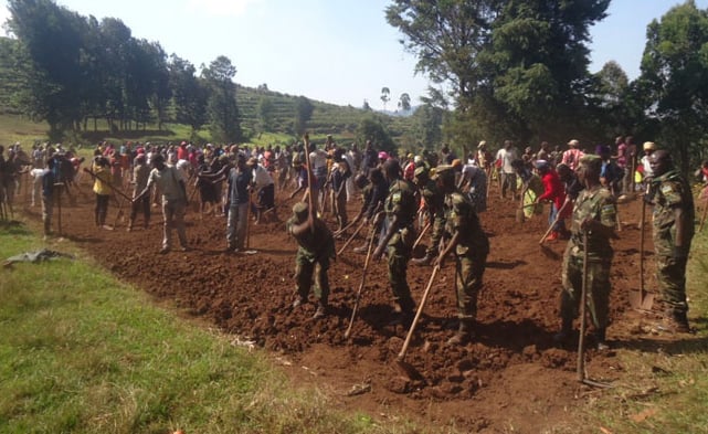 Ingabo z'Igihugu zifatanya n'abaturage mu bikorwa by'umuganda