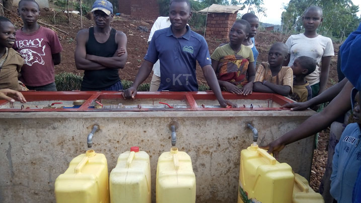 Abaturage,nyuma yo kwegerezwa amazi, ngo baruhutse imvune yo kuvoma kure .
