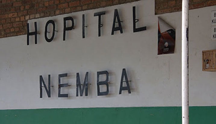 Abaturage ntibishimira ko basabwa kwigurira imiti ibahenze mu bacuruzi bikorera kandi bafite ubwishingizi bwagakwiye kuyibagurira.
