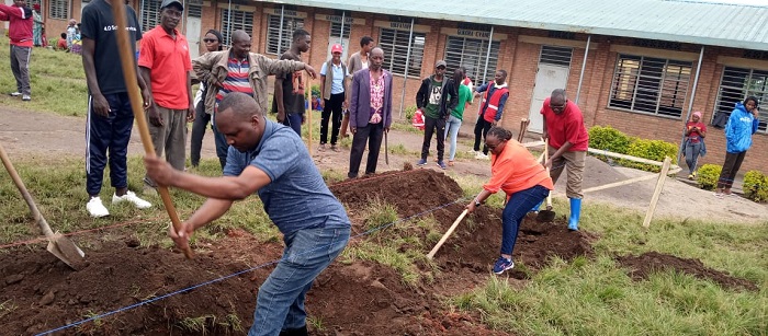 Abaturage bifatanyije n'inzego z'ubuyobozi mu gutunganya ubutaka buzubakwaho ayo mashuri