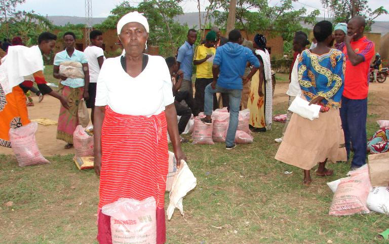 Abaturage b'i Kayonza bibasiwe n'amapfa bari guhabwa imbuto n'ifumbire kugira ngo bahinge kuko imvura yaguye