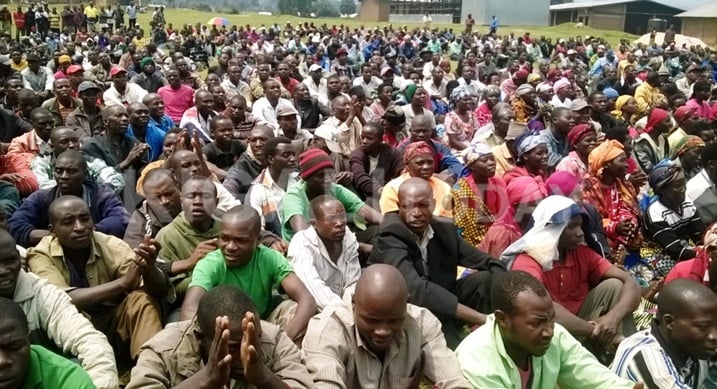 Abaturage ba Busasamana bari bitabiriye kuganira n'abadepite ku guhindura ingingo 101.