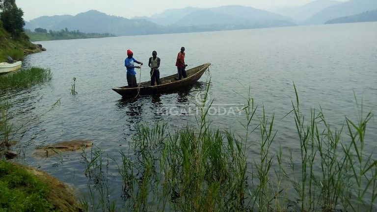 Abaturage bafatanyije n'inzego z'umutekano bashakishije imirambo y'abarohamye mu kiyaga cya Burera 