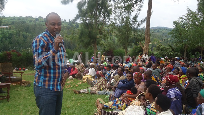 Abaturage baganijwe n'umuyobozi w'akarere ka Nyanza Murenzi Abdallah ku ngaruka zo gutema amashyamba.