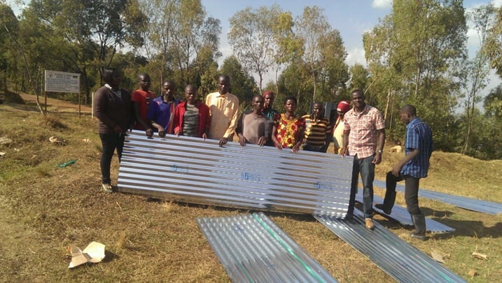 Abaturage bahawe amabati bashimiye ubuyobozi kubwo kubatera inkunga kuko bose batari bafite ubushobozi bwo kwiyubakira no kugura isakaro.