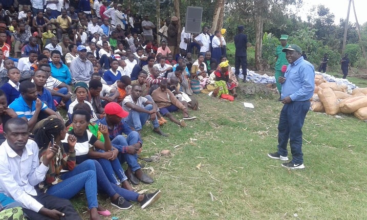Guverineri Gatabazi yasabye abaturage gufatanya n'ubuyobozi mu guhashya ibiyobyabwenge
