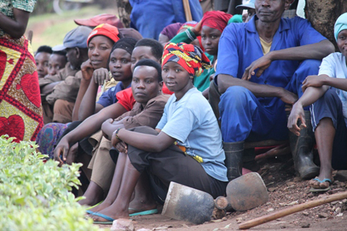 Abaturage bo mu murenge wa Nduba bakangurirwa gutunga mutuelle de sante. 