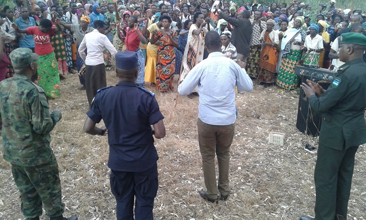 Abaturage bakiriye abayobozi bacinya akadiho.