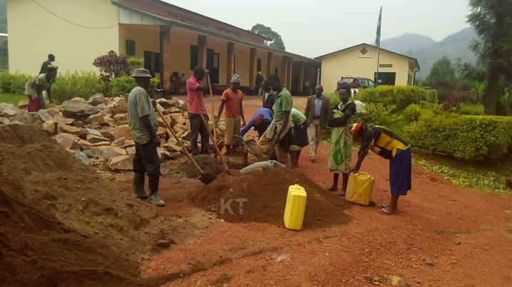 Abaturage bakora imirimo yo kubaka umuhanda wo ku isoko n