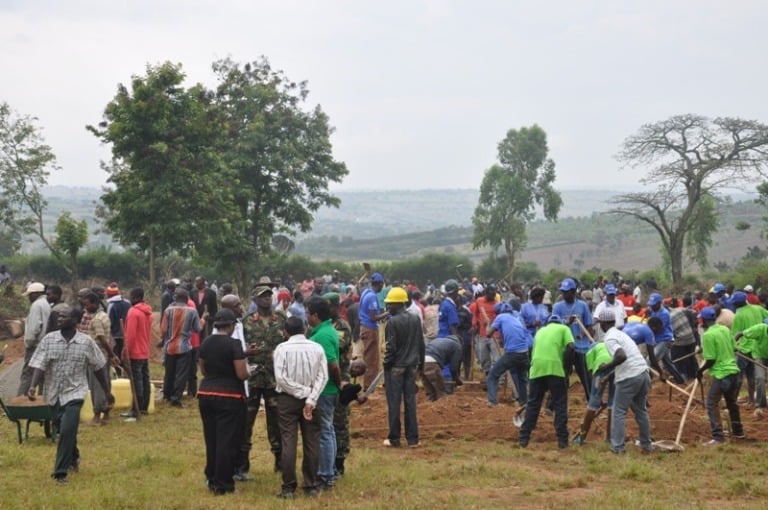 Abaturage bari benshi bitabiriye umuganda.