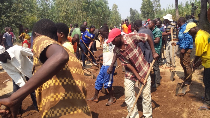 Abaturage bari bitabiriye ari benshi kugira ngo umuhanda wabo ukomeze kuba nyabagendwa