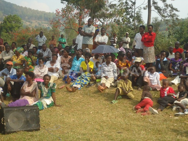 Abaturage bari bitabiriye ngo bahe abadepite ibitekerezo byabo.