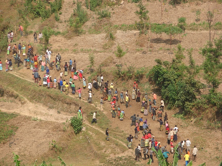 Abaturage mu muganda rusange, barimo guhanga umuhanda.