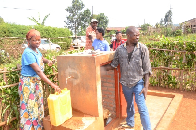 Abaturage barishimira ko bacitse ku kuvoma ibiroha