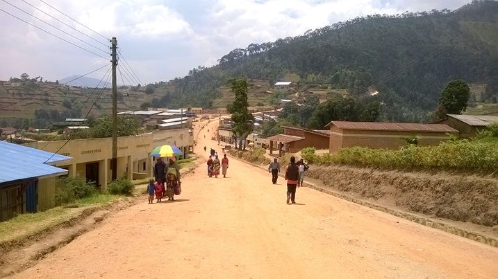 Abaturage barishimira umuhanda Mushubi-Gasarenda watumye babona uburyo bwo kugenda bugezweho ntibabae bakirara nzira.