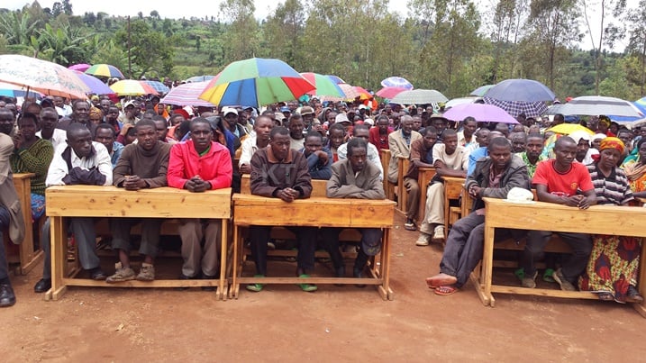 Abaturage b'Umurenge wa Nyagisozi i Nyaruguru mu biganiro byo gusoza icyunamo.