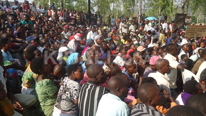 Abaturage basaga ibihumbi bitanu bari bakoranye basaba ko ingingo 101 mu itegeko Nshinga ry