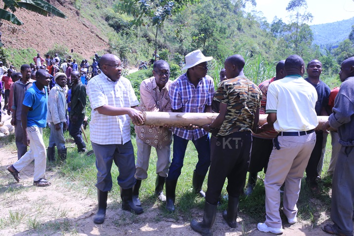 Abaturage basanze gukora ikiraro cya Nyarutovu birenze ubushobozi bwabo, batumira abasenateri kugirango babafashe mu muganda wo gushaka ahandi banyura.