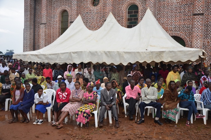Abaturage batandukanye baje kwibuka.
