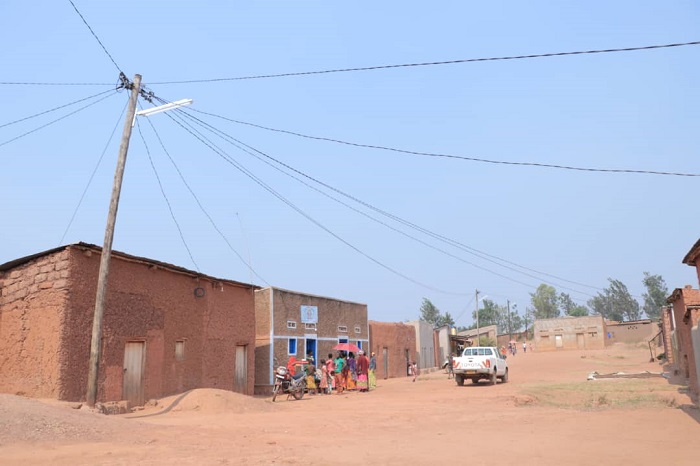 Abaturage batangiye gucana umuriro no kugenda mu ijoro bikaba byoroshye kuko hanze hari amatara abamurikira