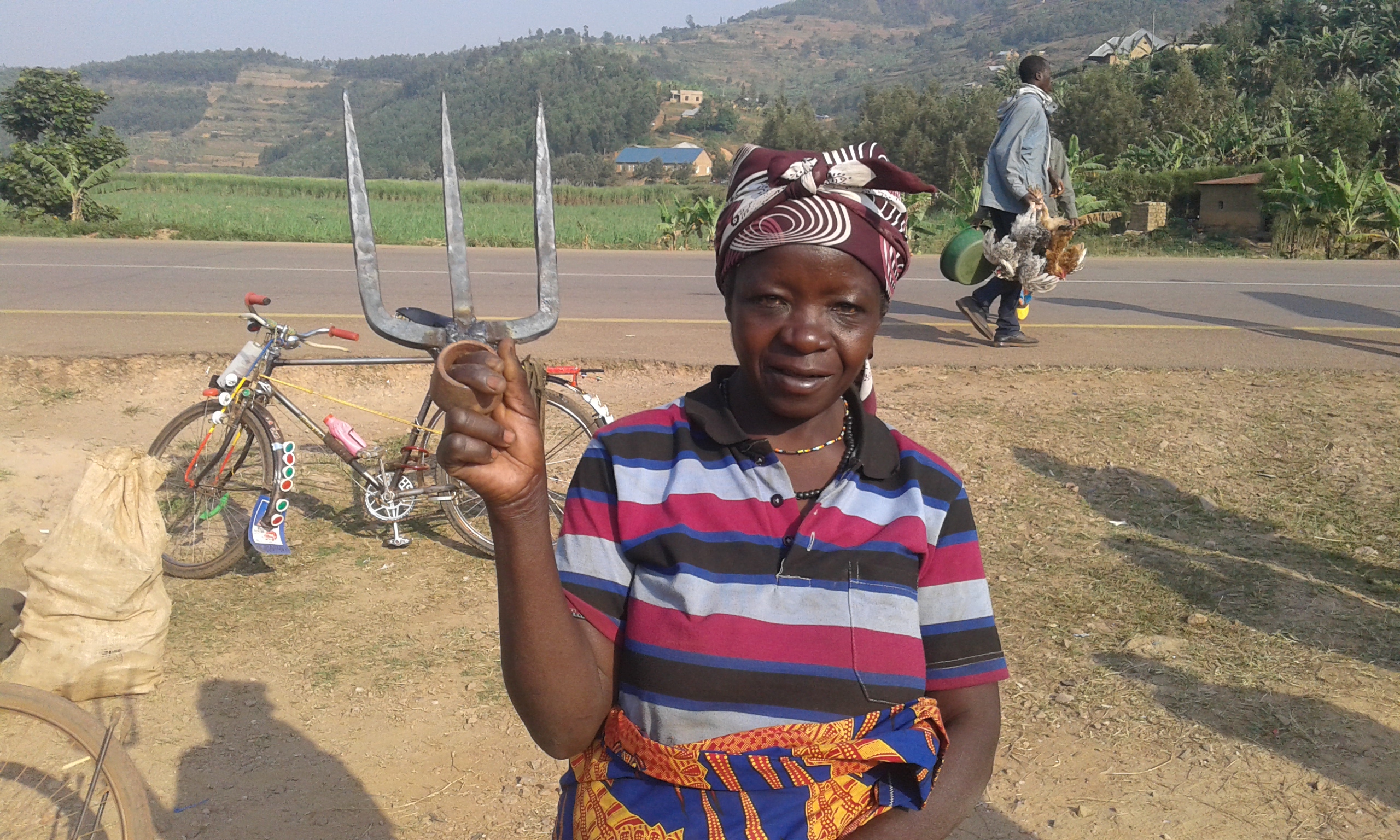 Abaturage bavuga ko ibikoresho bakorerwa n'abacuzi bibafasha mu mirimo yabo y'ubuhinzi