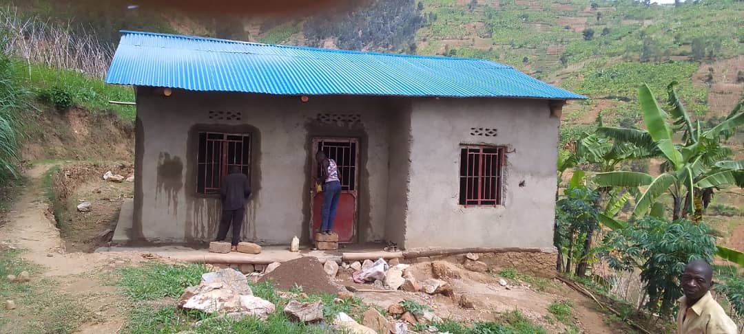 Abaturage bavuga ko zimwe mu nzu ziri kubakwa ziri gusenyuka batarazitaha