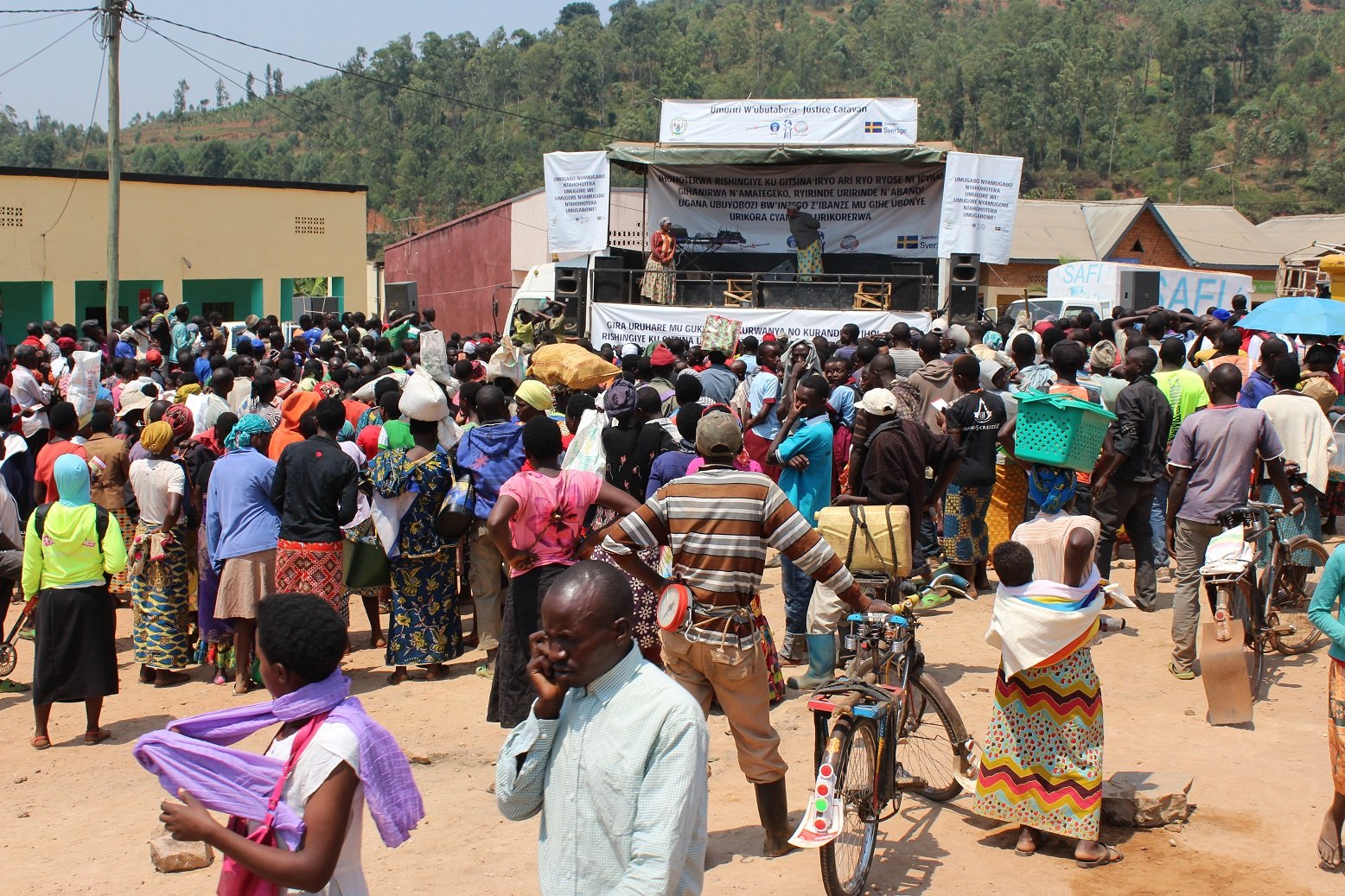 Abaturage benshi bari bitabiriye kureba iyo kinamico banahakura ubutumwa bwo kurwanya ihohoterwa