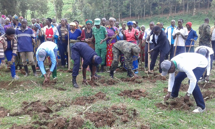 Abaturage beretswe uburyo bagomba gusigasira ibiyaga, batera ibyatsi ku buso bungana na metero 50 ahakikije ibiyaga