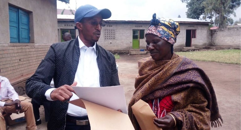 Abaturage bimuwe ku musozi wa Rubavu bahawe ibyangombwa by'ubutaka bwabo