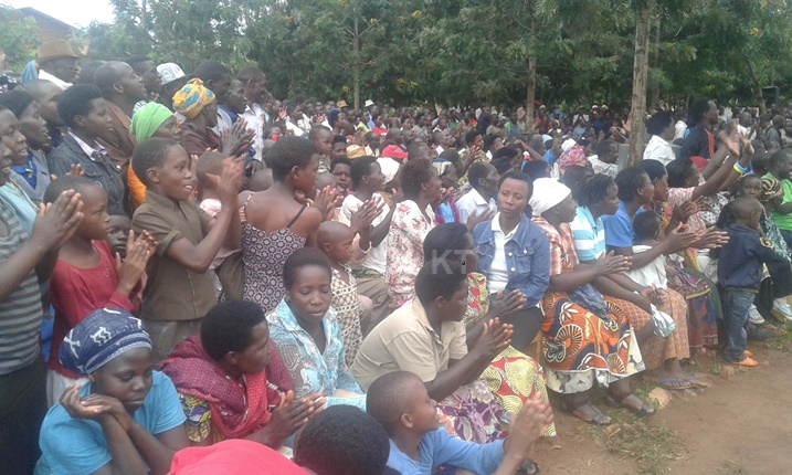 Abaturage b'i Nasho mu Karere ka Kirehe, ubwo bakiraga Minisitiri Kaboneka.